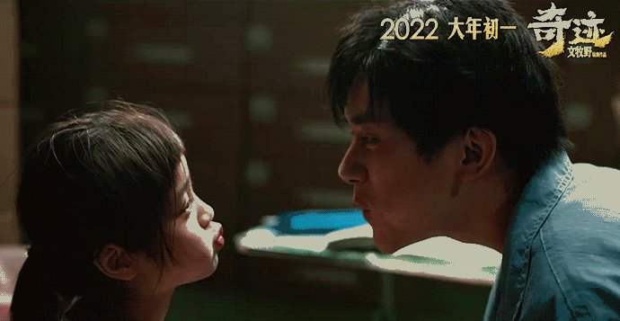 易烊千玺缺席跨年晚会的秘密揭晓:和刘德华一起上《新闻联播》