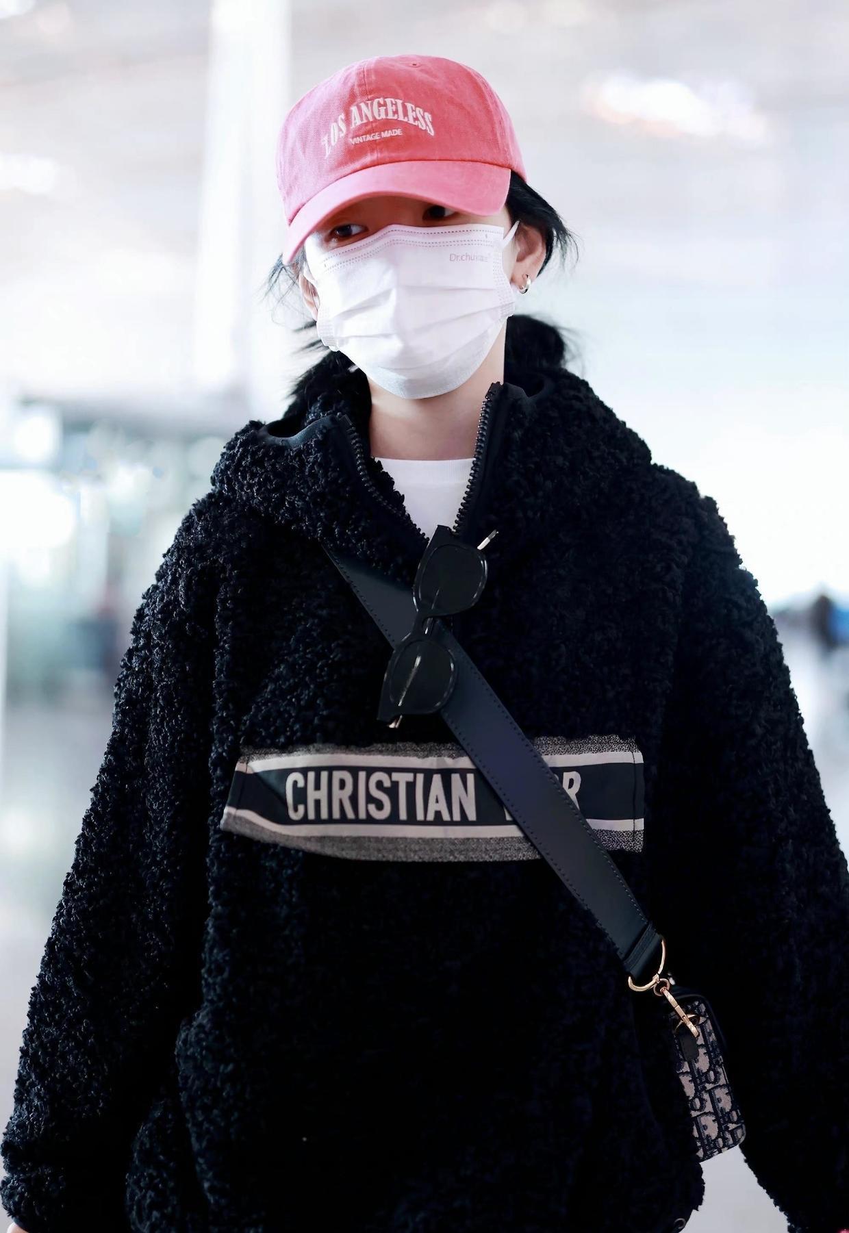 小蛮腰|章若楠的私服搭配好惊艳,穿黑色羊羔绒卫衣配牛仔裤,又飒又美