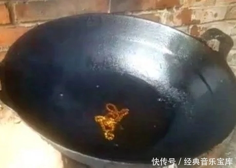 男子带大金链被疑是假货,丢入油锅证其真假,下一刻却尴尬了