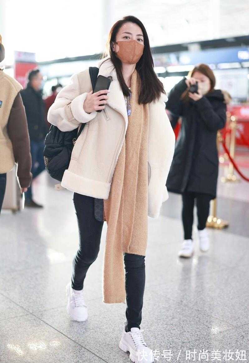毛绒|霍汶希衣品不输女明星,穿毛绒外套+小脚裤,配小白鞋超减龄