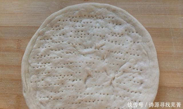 浓郁|手把手教你做腊肠披萨,浓郁的芝士味道,一口树莓