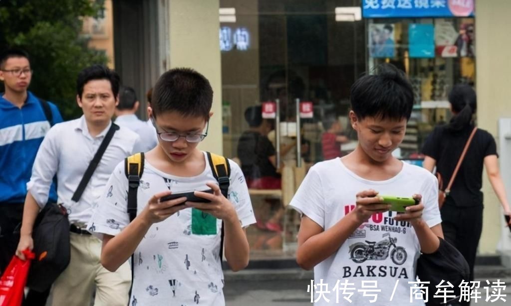 孩子|为什么上初中就该给孩子带手机?其中这几点理由,家长别急着否定