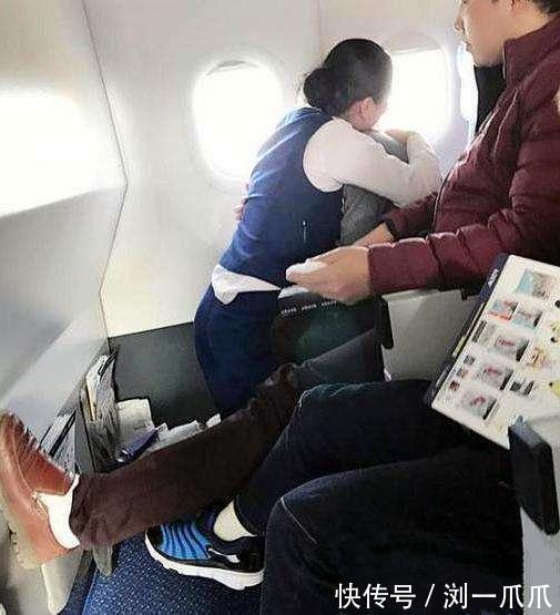 |搞笑GIF：妹子，我就想看看你怎么出来！