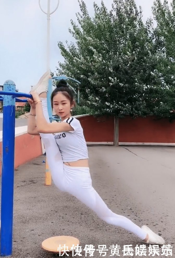 美女这应该不是瑜伽,是柔术吧