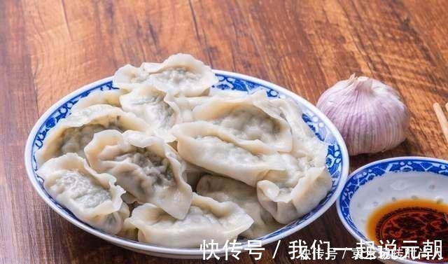 拌饺子馅时,放生油还是熟油很多人做错了,难怪饺子吃着不香