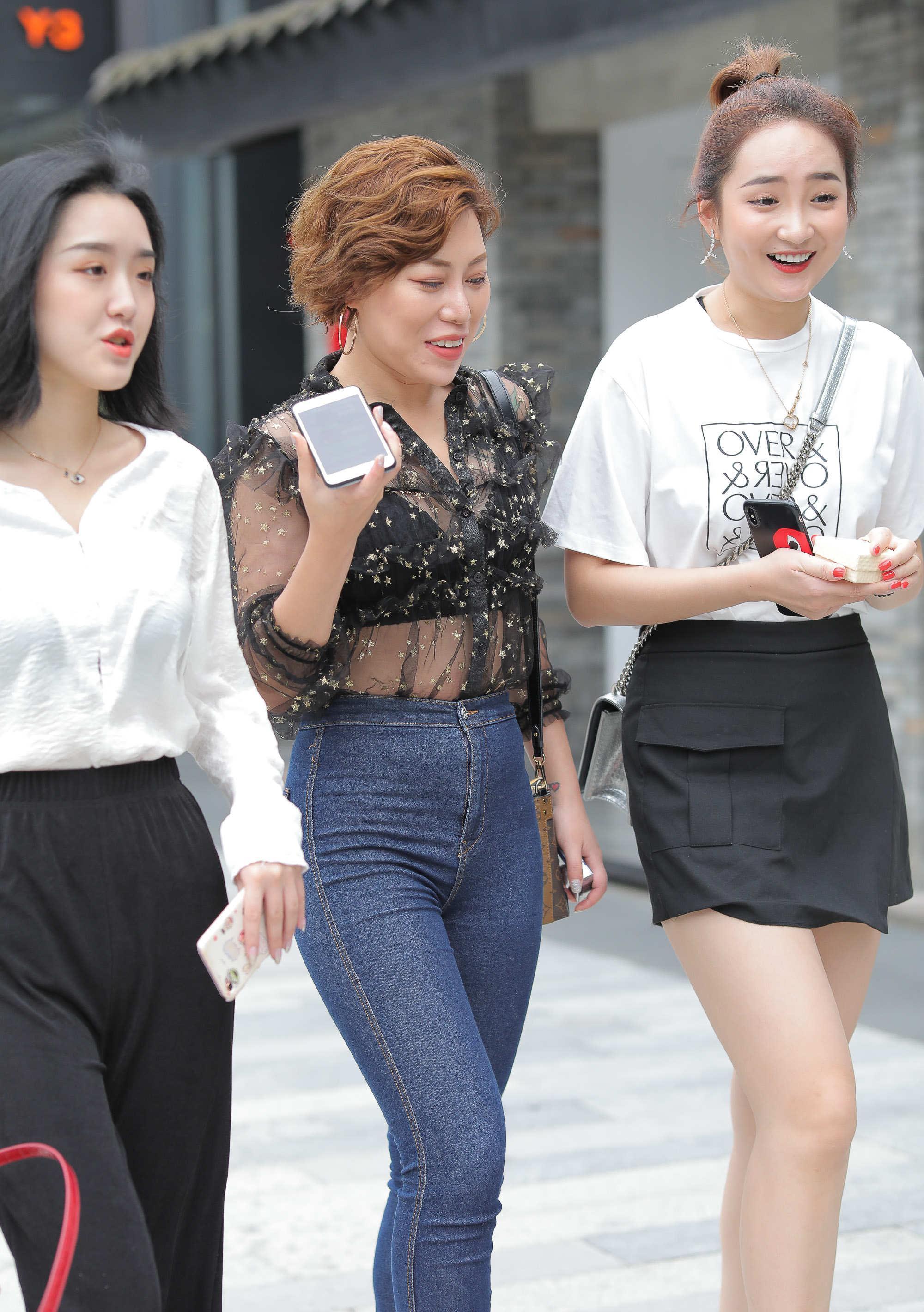 美背 全套衣服珍珠白搭配冷白小包包,气质动人,青春活力