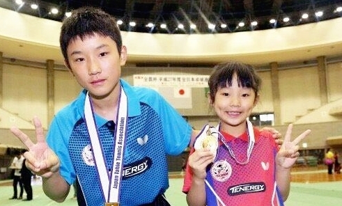 比对手矮一大截！日本9岁乒乓小将参加全锦赛，平时爱好是看动漫