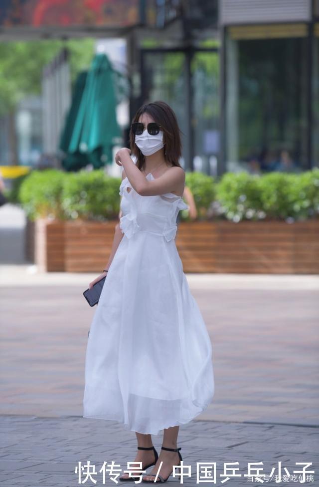 纯白色连衣裙搭配高跟凉鞋,尽显知性,知性十足