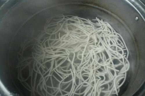 清汤面,面条直接煮就错了,难怪不筋道不好喝,大厨这样做才对