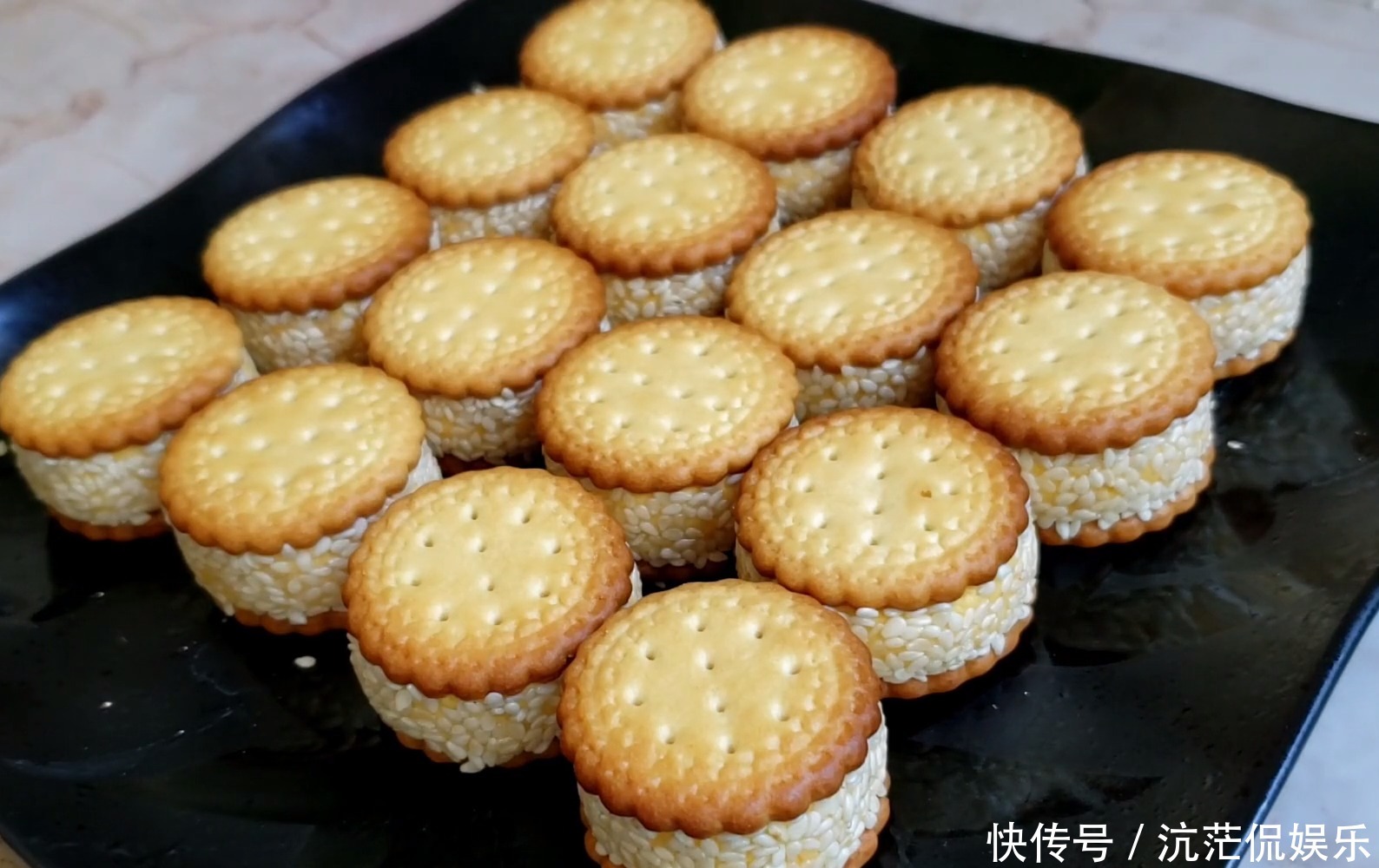  都是小时候|家庭版南瓜芝麻饼记住两个小技巧，香甜软糯又拉丝，比买的好吃
