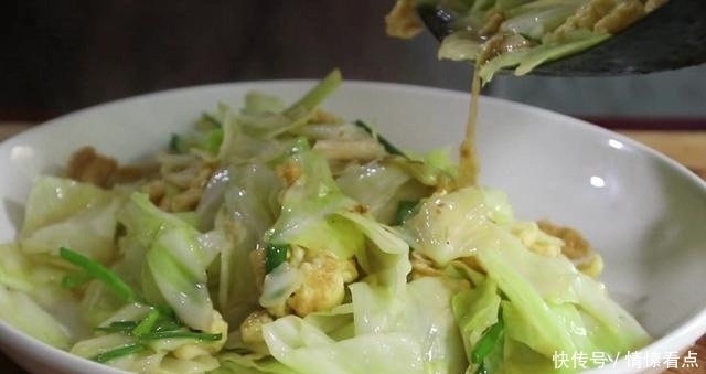 饭店炒的包菜为啥又香又脆,自己却总做不好,大厨:关键在这一步
