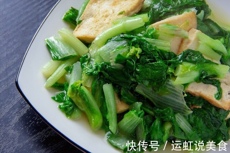 不管炒什么青菜,都不要直接下锅,掌握2个要点,脆嫩翠绿不出水