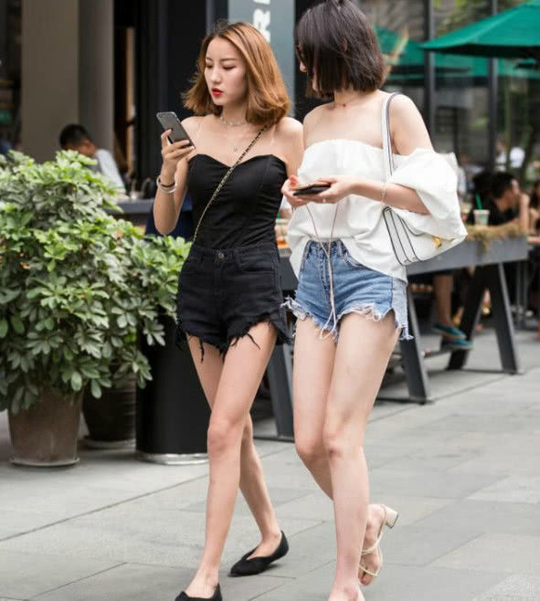 街拍:身材苗条表情俏皮可爱,面容白皙精致靓丽的美女