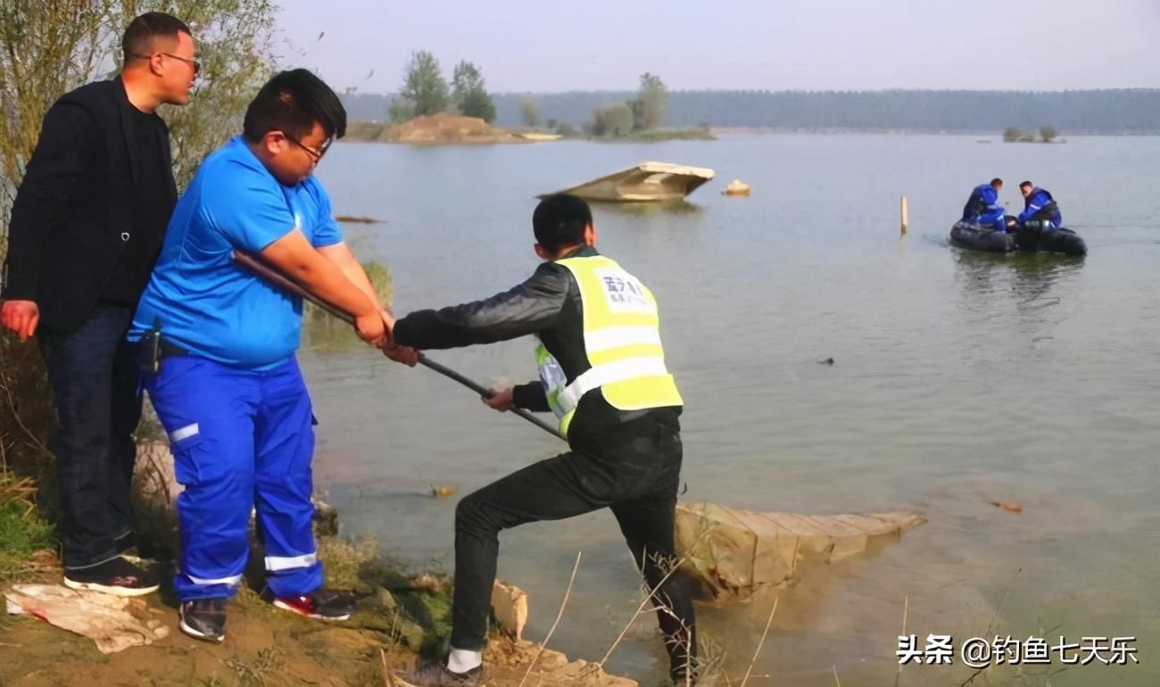 救援队|悲剧又发生钓友被鱼竿拖入水中溺亡,捞上来发现是条四两小鱼