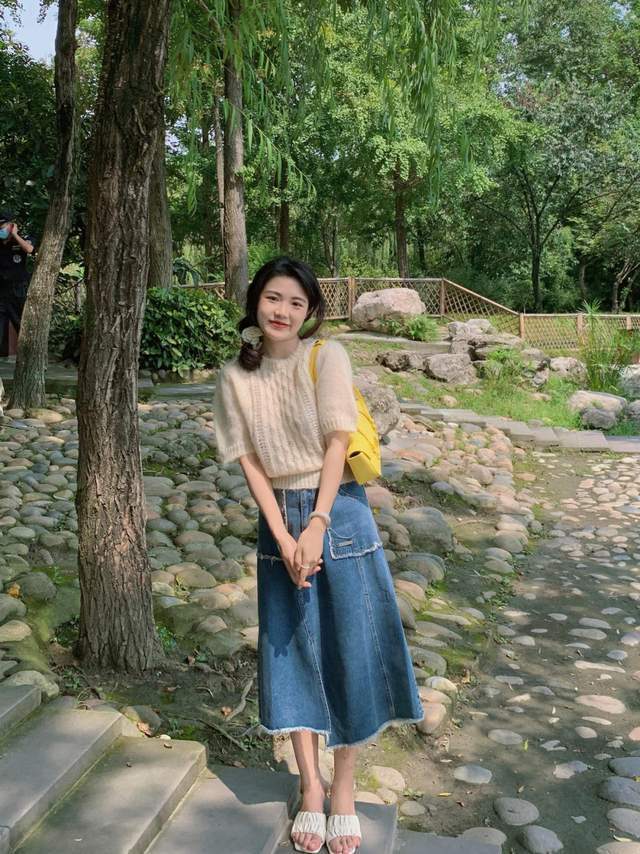 秋天|早秋的甜酷穿搭！针织开衫+牛仔裙，简约大方不做作，优雅又洋气