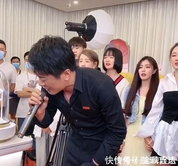 知假卖假|再次上演煽情戏码!辛巴带领众多主播,在直播间里流泪唱歌