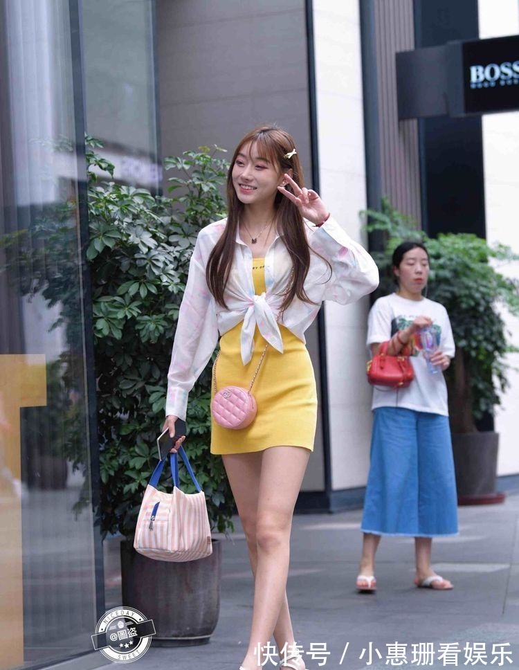 高跟鞋|牛仔裤配短袖,白色和蓝色搭配在一起,能穿出一种时髦感