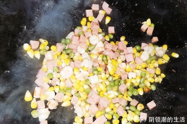 在家做披萨,平底锅就可以,馅多料足,儿子说比外面买的还好吃