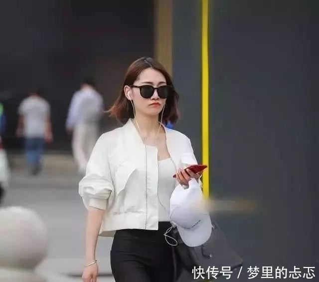 打底裤显得优雅大气，彰显高贵的魅力和婉约！