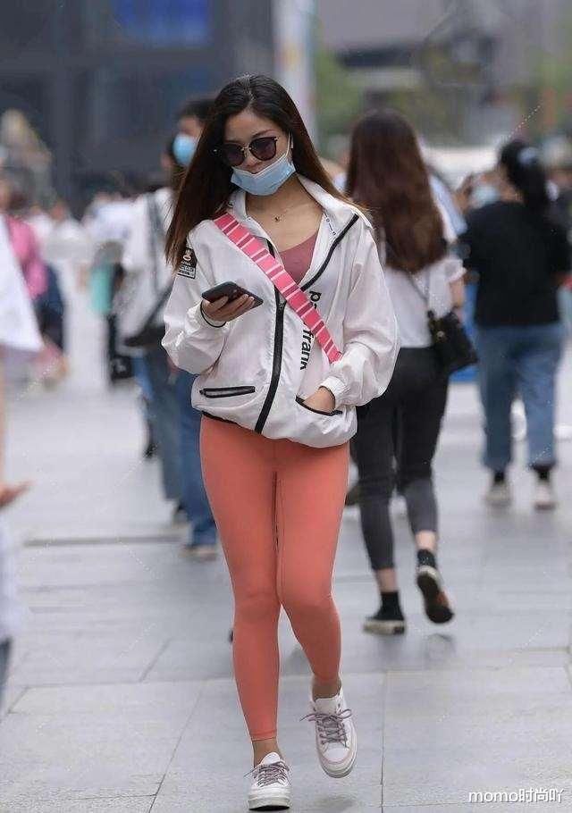 清新的瑜伽裤装扮低调不失高贵，秀出阳光的气质，气质不凡