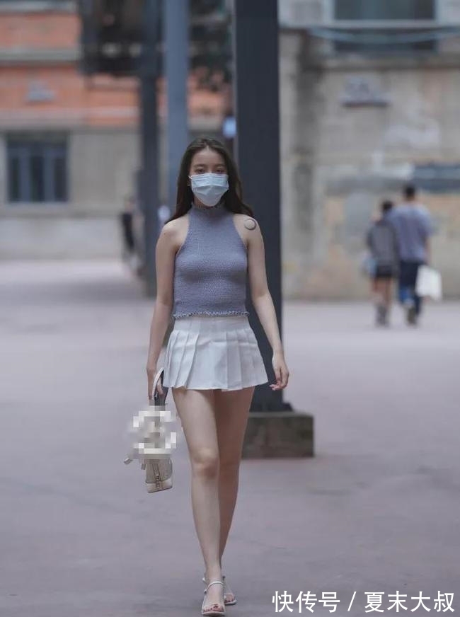 无袖 无袖打底衫配半身裙，时髦优雅还显年轻