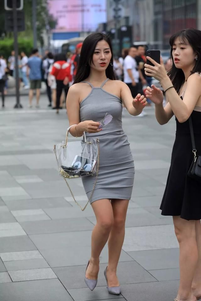 身穿|街拍:身穿紧身衣的小姐姐,身材高挑,彰显独特魅力