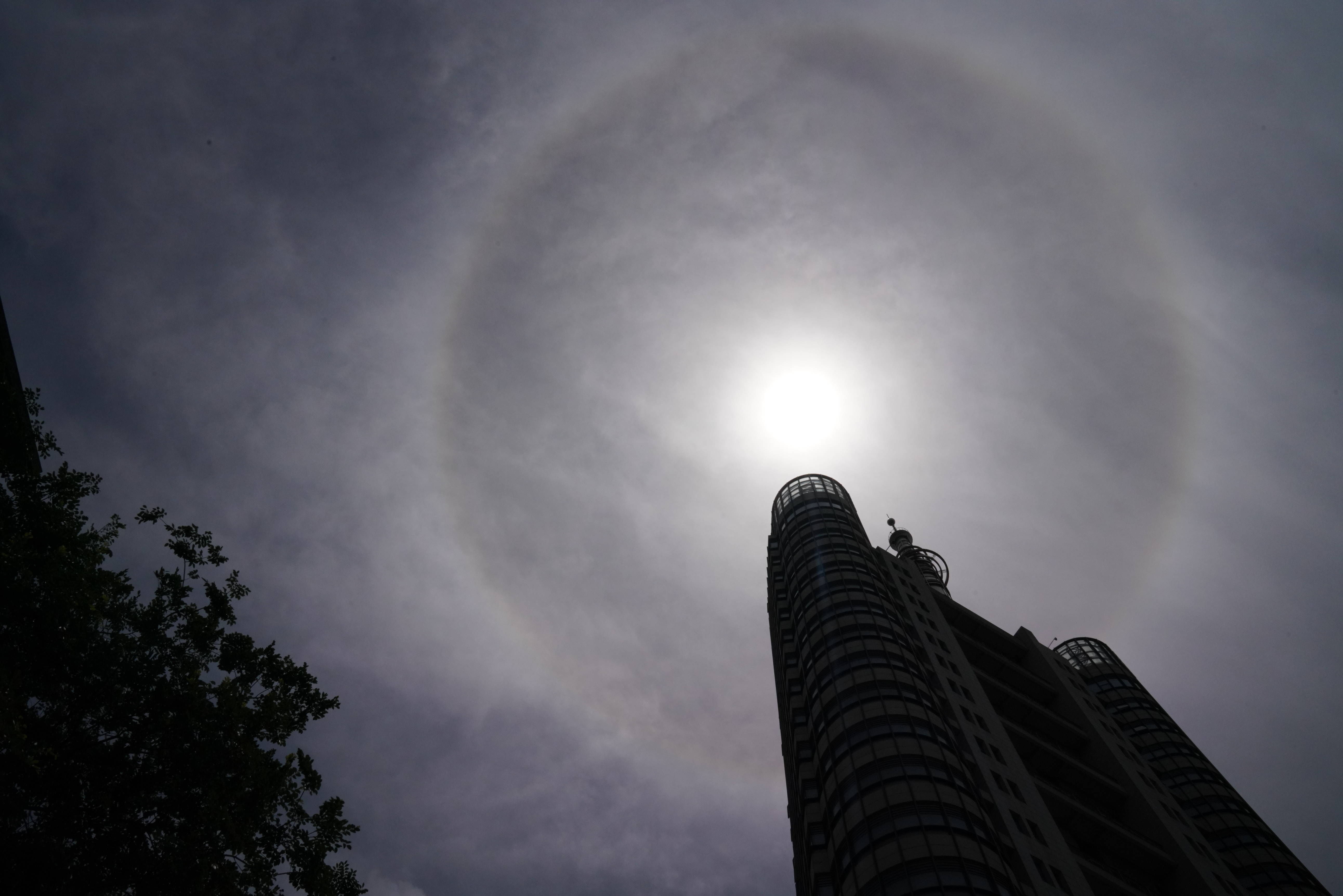 三棱镜 抬头看！桐乡上演日晕奇观！预示着……