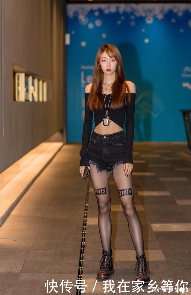 全黑色穿搭的女人,往往更妩媚动人