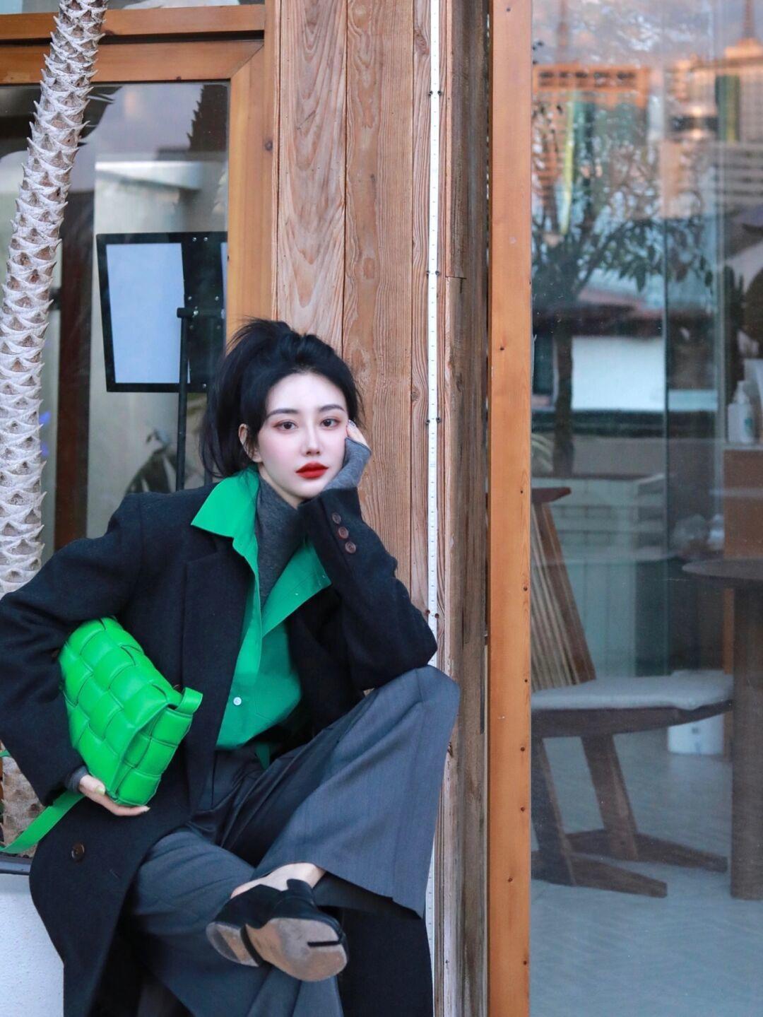 衬衫 一件简单的黑色大衣怎样穿出高级感?颜色搭配一定要选好,内搭绿色衬衫更时尚!