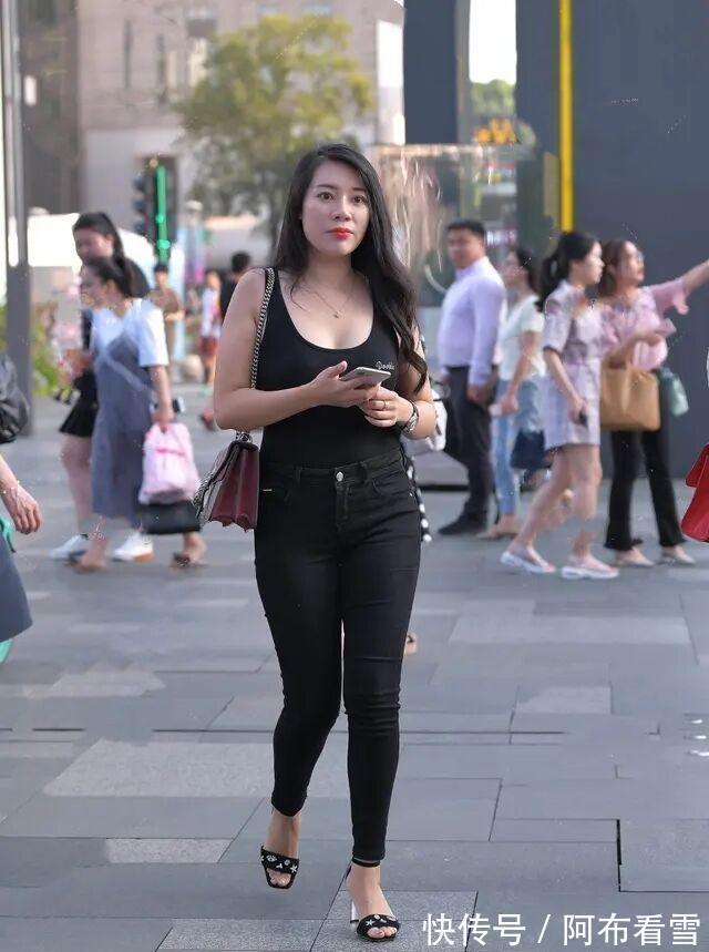 上衣 黑色露趾高跟鞋搭配黑色直筒打底裤,松避开搭配雷区,清凉细腻