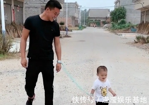 父子|“互遛父子”出门散步火了,爹遛娃还是娃遛爹?已经傻傻分不清