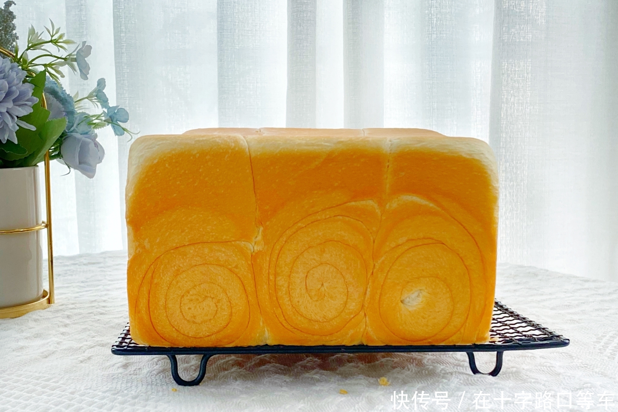 面团|自制吐司不好吃?试试此方法,1次发酵简单省事,奶香十足又美味