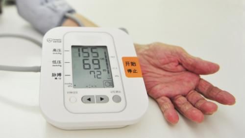 下降|血压高的人:这4类食物别碰,坚持3个事情,不出2月,血压往下降