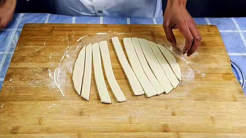  做法|面点师教你“手抓饼”新做法，香脆掉渣，放两天也不会软