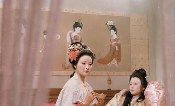 贾蓉#尤氏偷听的后果有多严重?害死了秦可卿,把自己的后路也给作没了