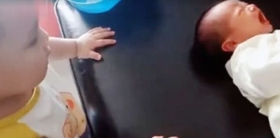 二胎政策|弟弟大哭,一岁四个月的哥哥好着急,束手无策的样子太可爱了