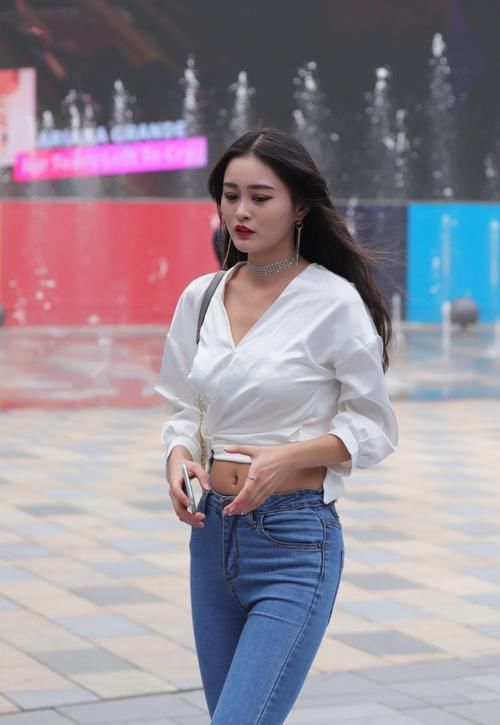 时尚|街拍小姐姐身穿的白色露脐衬衫设计,非常时尚大气