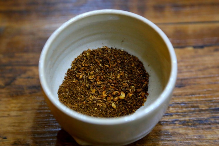 炸酥肉时，面糊是关键，“2样”调料不可少，外酥里嫩，味道正宗