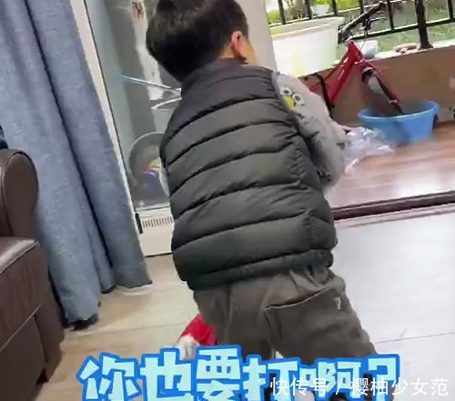 孩子看到奥特曼被打会怎么办？两个孩子反应截然相反，网友神评论