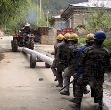 |搞笑gif:好好的一个美女,怎么摔得这么惨啊!看着让人心生怜悯!