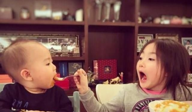 姐弟|二胎家庭的姐姐喜欢“打弟弟”,原因可气又可笑,希望弟弟快长大