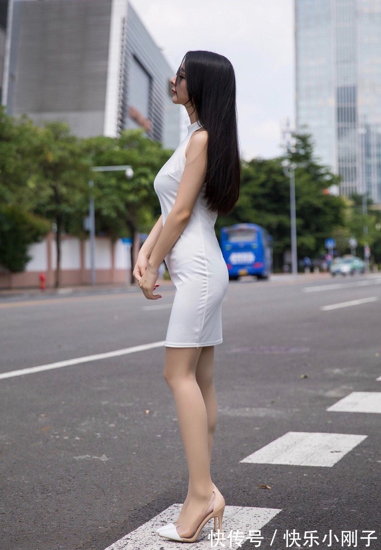 极致|白色紧身连衣裙，将优雅发挥到极致，穿起来不会显胖