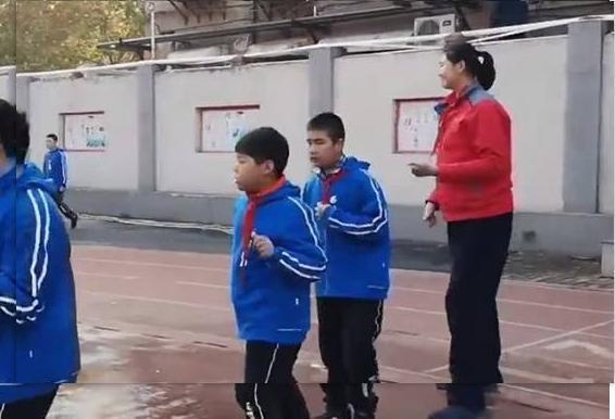 身高|初中“巨人女孩”走红,13岁身高超2米,网友:真是女版姚明