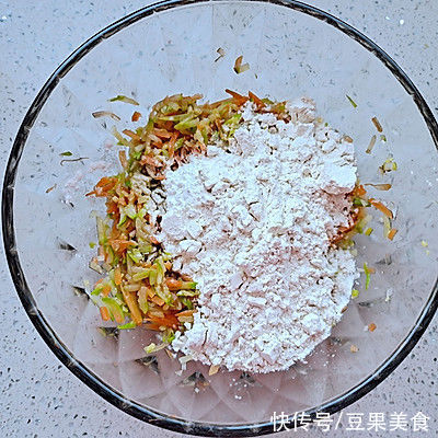 西葫芦煎饼|两块钱搞定一道家常美食西葫芦煎饼