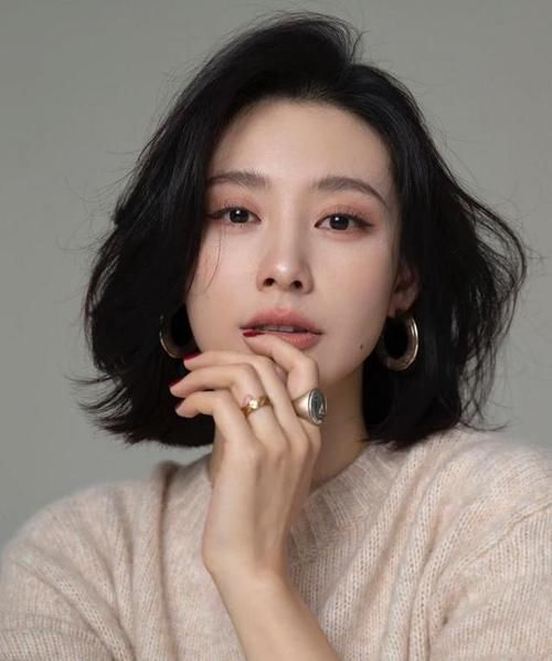 发丝|过了40岁的女人,别烫“大妈卷”,今年流行“波浪短发”,更减龄