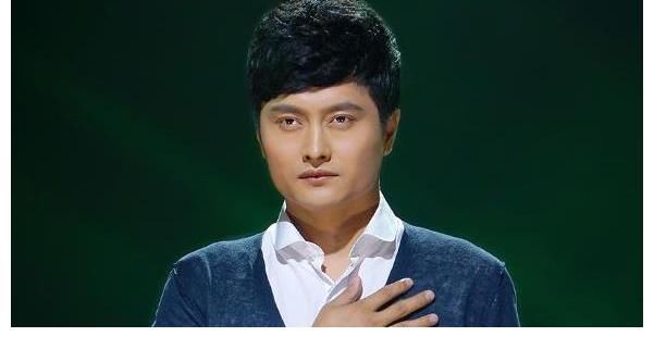 央視春晚|他因參加《星光大道》走紅，二婚娶“師妹”，如今過(guò)得幸福美滿！