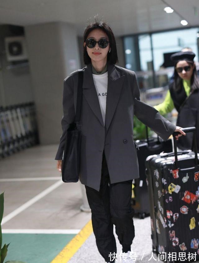 高跟鞋 阔腿裤终于失宠了,现在流行的是“慢跑裤”,舒适显瘦还特别减龄!