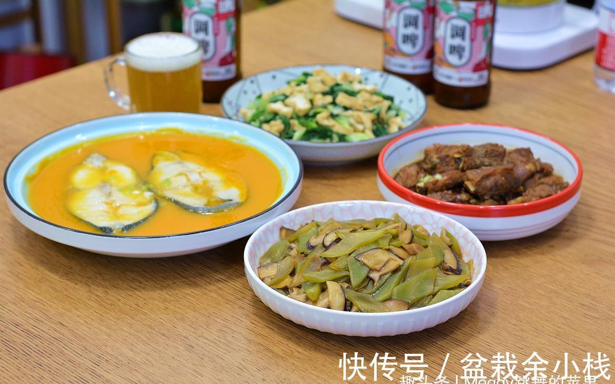 北京3口人的国庆节晚餐，2荤2素简单不单调，女主喝光一瓶啤酒