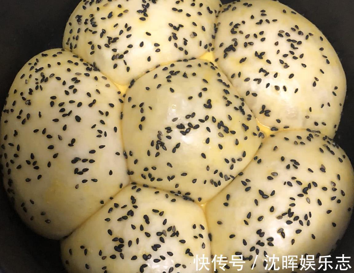 面包|电饭煲蛋糕做完了,咱再来做电饭煲面包,蓬松柔软还拉丝,太香了