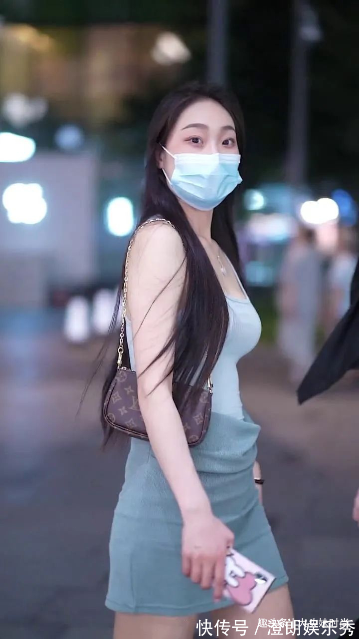 小仙女们|包臀裙搭配吊带背心,十分的吸睛,走到哪都是焦点